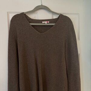 Aavelle Ribbed Cashmere Blend V-Neck Sweater - M/L